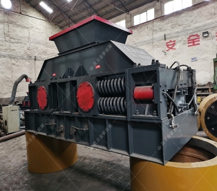 大型半自動液壓對輥制砂機發貨 發往廣西